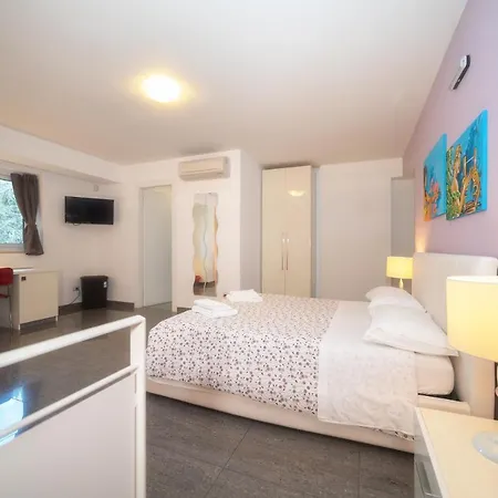 Il Cortile Delle Esperidi * ليتشي